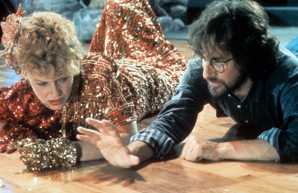 Kate Capshaw está dirigida por Steven Spielberg en el set de la película 'Indiana Jones y el templo de la perdición', 1984. (Foto de Paramount/Getty Images)