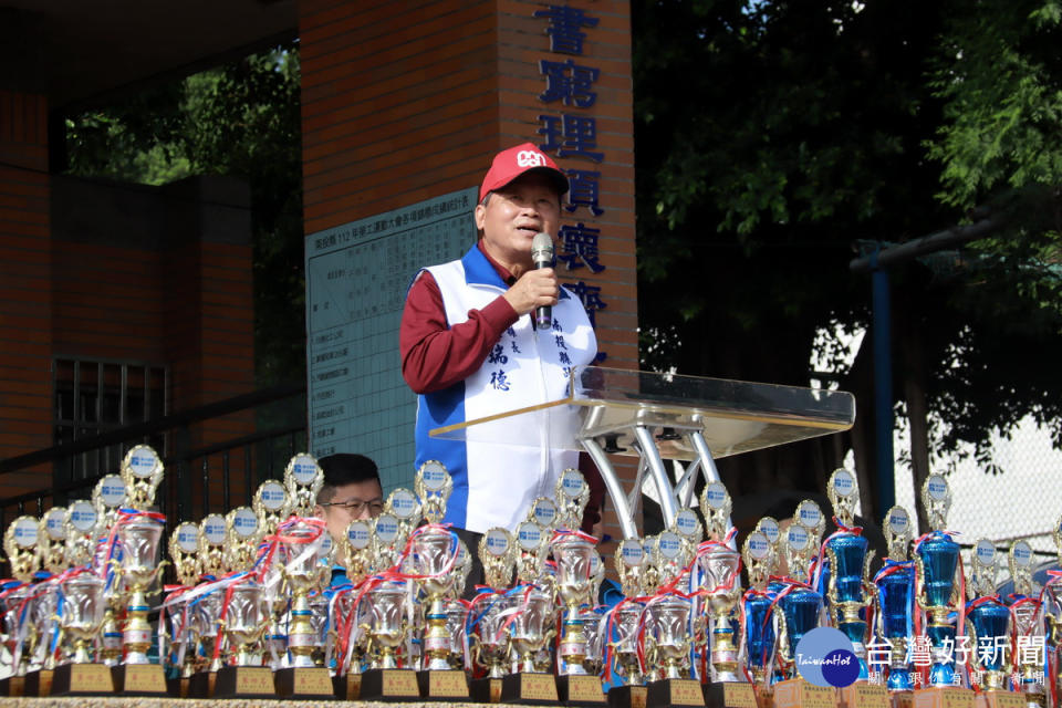 副縣長王瑞德感謝勞工朋友長年的辛勞。（記者扶小萍攝）