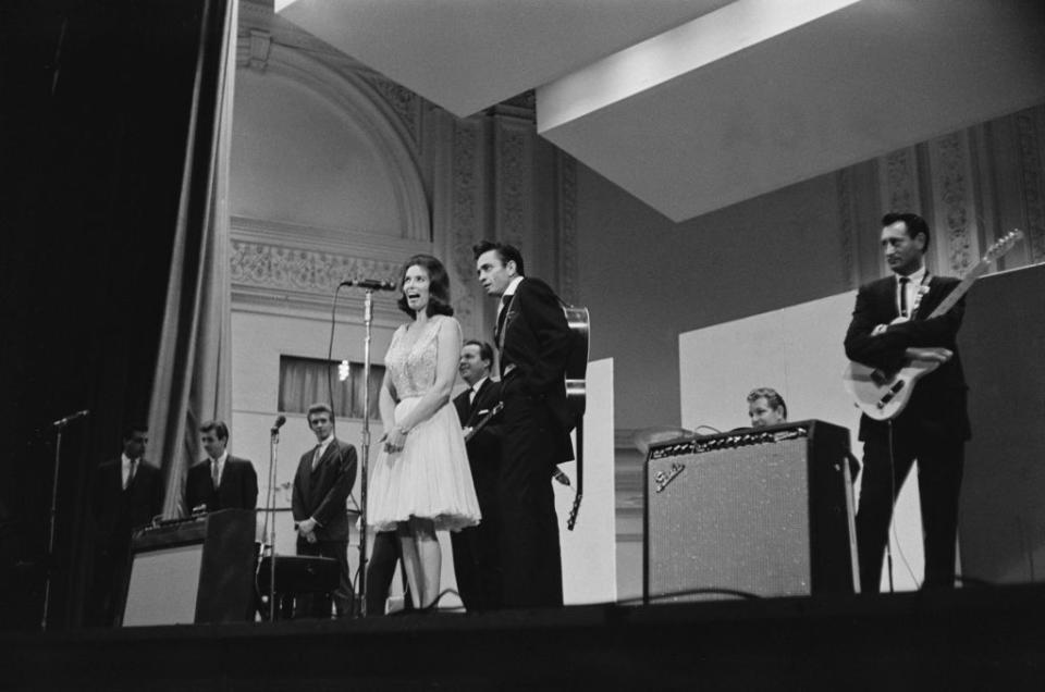 johnny cash the tennessee three in concert