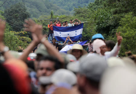 Honduran migrants, part of a caravan trying to reach the U.S., gesture while arriving to the border between Honduras and Guatemala, in Agua Caliente, Guatemala October 15, 2018. REUTERS/Jorge Cabrera