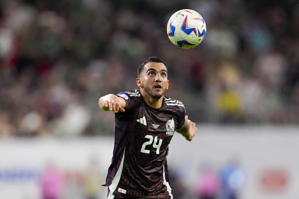 El volante mexicano Luis Chávez se prepara para golpear un balón en un partido de la Copa América en Houston, el sábado 22 de junio de 2024. (AP Foto/David J. Phillip)