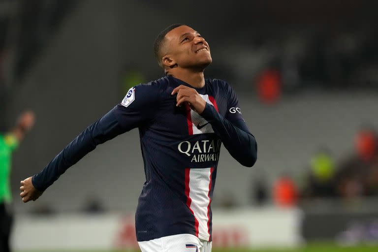 Kylian Mbappé se lamenta durante la derrota de PSG ante Lens