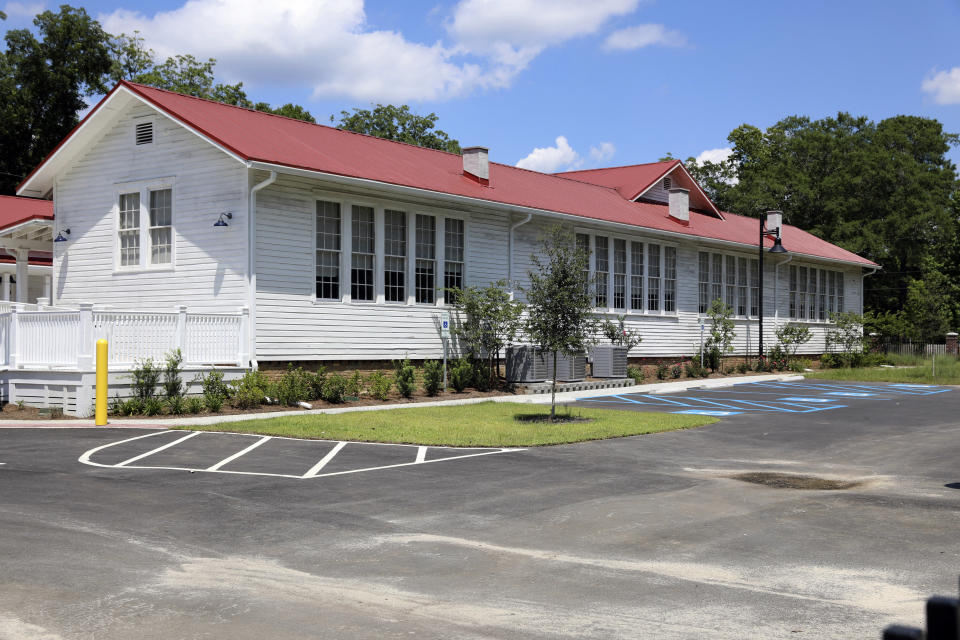 Esta fotografía muestra una escuela Rosenwald restaurada, el martes 11 de julio de 2023, en St. George, Carolina del Sur. El empresario judío Julius Rosenwald donó dinero con el fin de ayudar a construir 5.000 escuelas para estudiantes de raza negra en el sur de Estados Unidos hace un siglo. (AP Foto/Jeffrey Collins)