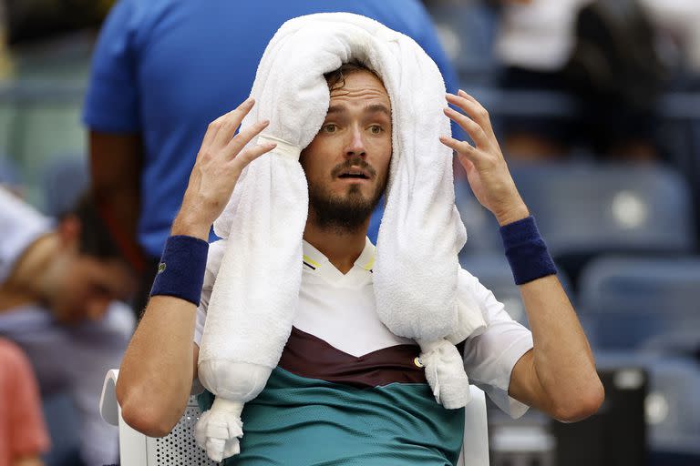 Daniil Medvedev sostiene unos toallones con hielo sobre su cabeza en medio de su partido con su compatriota Andrey Rublev por los cuartos de final del US Open.