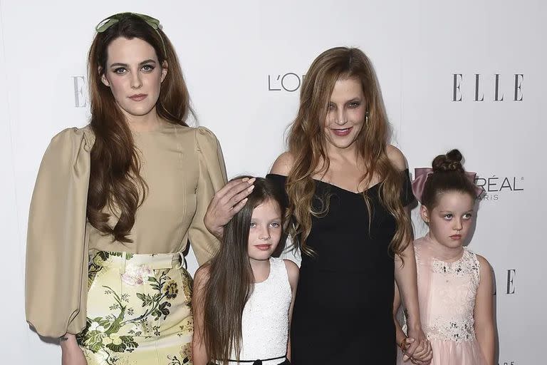 Lisa Marie Presley junto a Riley y las mellizas Harper y Finley, en un evento público