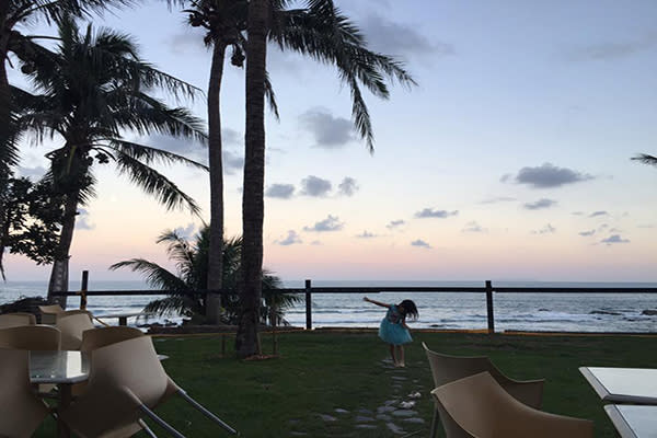 浪漫夕陽下的海景餐廳 (圖片來源／東河戀咖啡小館)