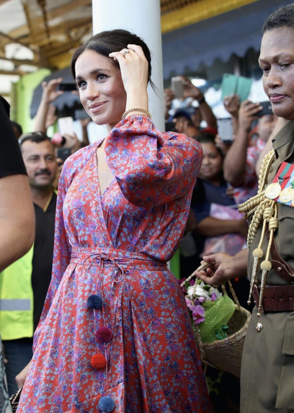 <p>En visite officielle avec le prince Harry dans l’archipel des Fidji au mois d’octobre dernier, Meghan Markle était ici rayonnante dans cette belle robe à fleurs pour assister à un évènement donné à Suva Market. </p>