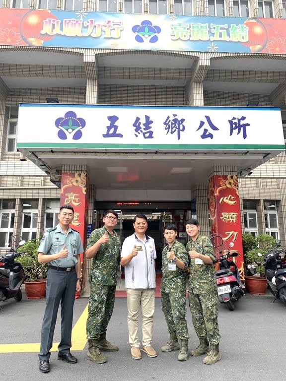 《圖說》宜蘭縣軍人服務站長<a class="link " href="https://tw.news.yahoo.com/tag/尹華忠" data-i13n="sec:content-canvas;subsec:anchor_text;elm:context_link" data-ylk="slk:尹華忠;sec:content-canvas;subsec:anchor_text;elm:context_link;itc:0">尹華忠</a>於五結鄉公所「與徵屬有約座談會」與招募官合影。〈宜蘭軍服站提供〉