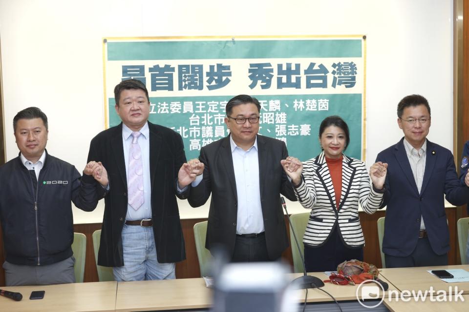 民進黨立委王定宇、林楚茵、趙天麟、新北市議員何博文、張志豪等人今召開「呼籲華航777貨機新塗裝應改版增加台灣識別」。   圖：張良一/攝