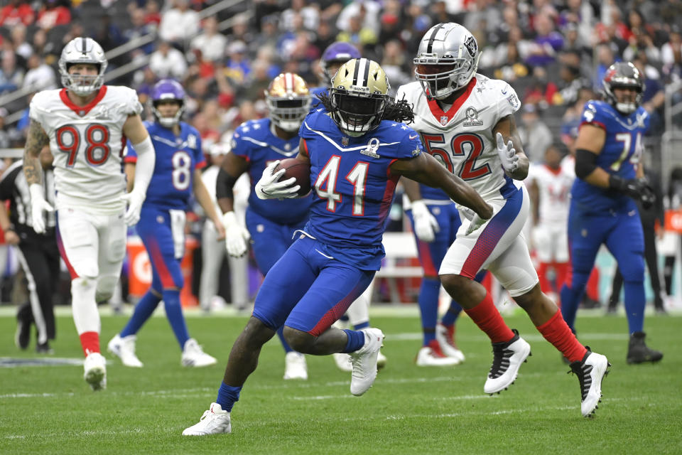 El running back de la NFC Alvin Kamara, de los saints de Nueva Orleans, deja atrás al linebacker de la AFC Denzel Perryman, de los Raiders de Las Vegas, en la primera mitad del Pro Bowl, el domingo 6 de febrero de 2022, en Las Vegas. (AP Foto/David Becker)