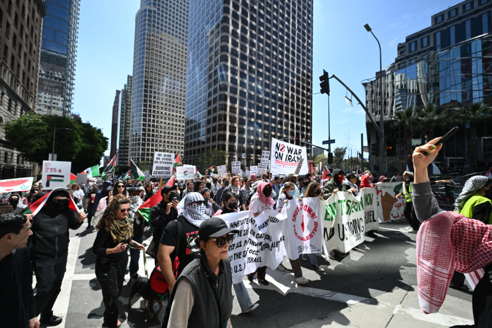示威者15日在洛杉磯市中心遊行，呼籲以色列與哈馬斯衝突永久停火。（Photo by ROBYN BECK/AFP via Getty Images）