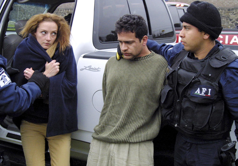 Israel Vallarta y Florence Cassez durante la detención que luego se sabría fue una puesta en escena.  REUTERS/Stringer 