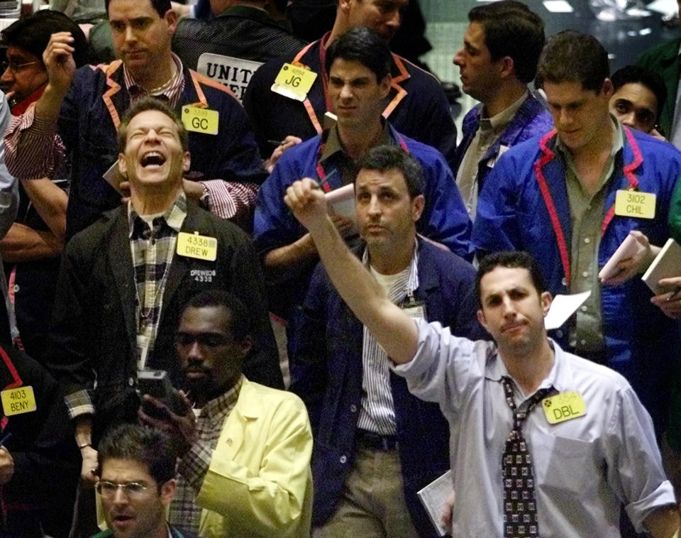 Les commerçants travaillent dans la fosse Natural Gas Futures du New York Mercantile Exchange, le 7 décembre 2000. Les prix du gaz se sont stabilisés jeudi après avoir atteint un record historique le 6 décembre de 9.539 $ par million d'unités thermiques britanniques (mmBtu) alors que le temps froid était devrait durer dans tout l'est des États-Unis au cours des prochaines semaines. MS/ME