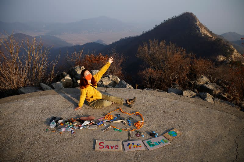 Imagen de archivo de Kim Kang-Eun, una artista que lidera Clean Hikers, posando junto a una obra creada con basura que recolectaron miembros de Clean Hikers durante sus caminatas, en la cima de una montaña en Incheon