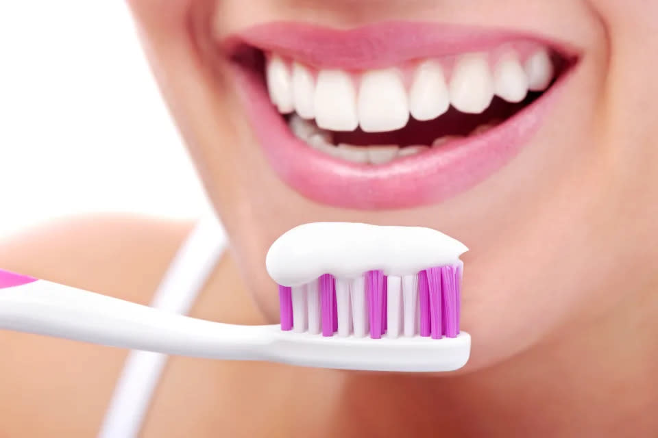 Whitening-Zahnpasta ist eine sichere Möglichkeit, um die Zähne aufzuhellen. (Foto viaGetty Images)