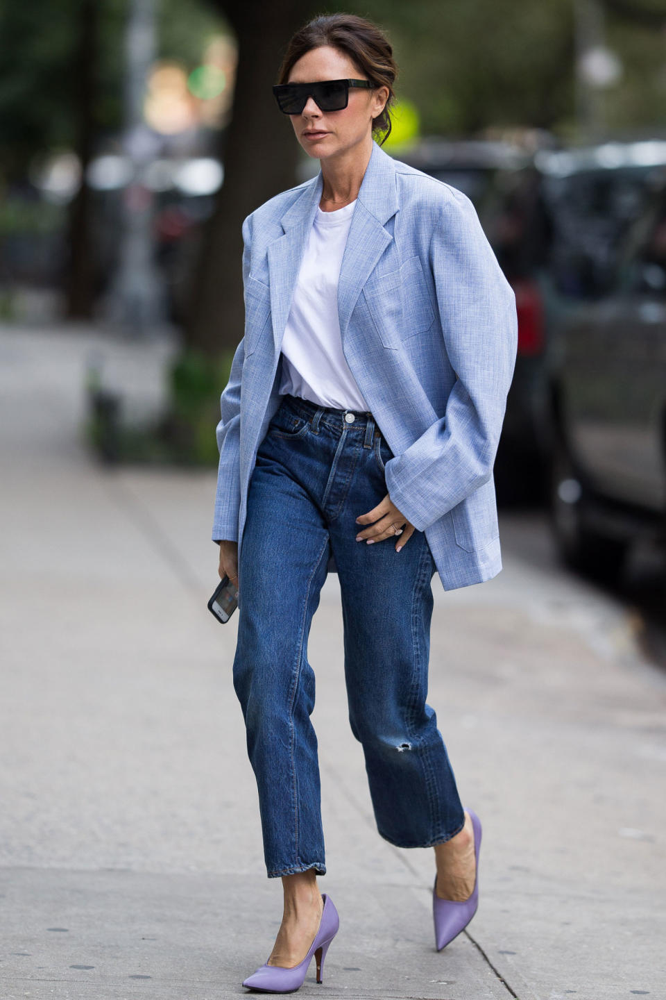 <p><strong>10 September</strong> Victoria Beckham paired her lilac heels with a sky blue oversized blazer, mom jeans and a white T-shirt. </p>