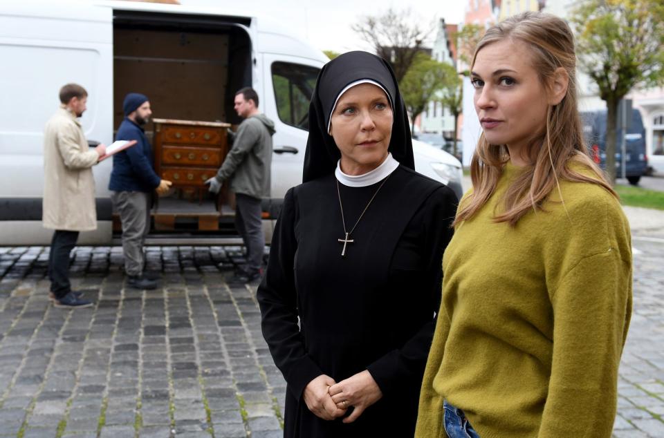 Das schwere Schicksal von Elisa Lamprecht (Lara Waldow, rechts) ging Schwester Hanna (Janina Hartwig) zu Herzen. (Bild: ARD/Barbara Bauriedl)