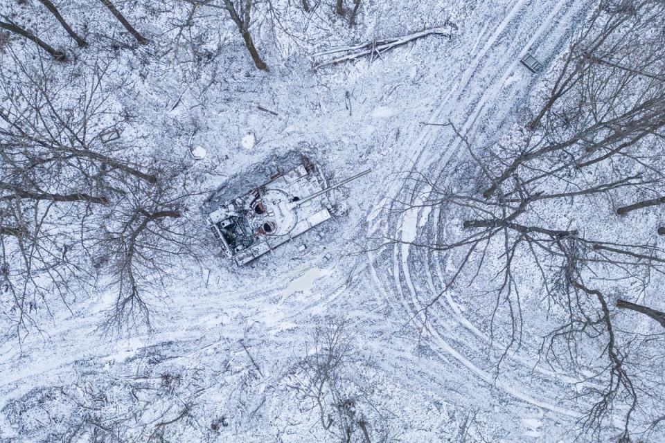 Ein zerstörter russischer Panzer, der von Schnee bedeckt ist, steht in einem Wald in der Region Charkiw (AP)