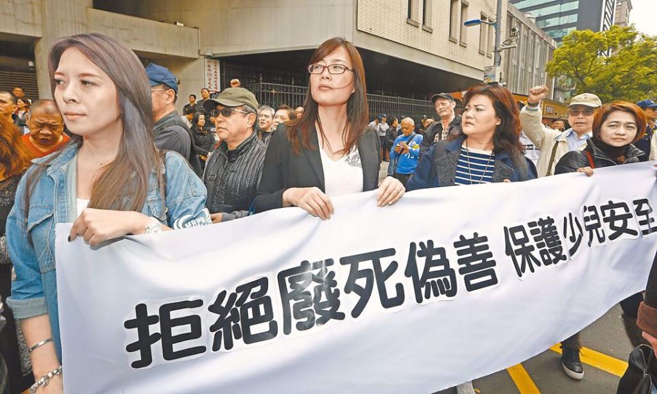 司法院憲法法庭今（23）日針對刑法第271條第1項死刑規定是否違反憲法，將進行言詞辯論。圖為反廢死民間團體，持白布條到立法院前抗議。（中時資料照）