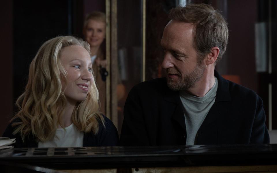 Ein Bild aus glücklichen Tagen: Am Klavier verstehen sich Josy (Helena Zengel) und Vater Viktor (Stephan Kampwirth) blind. (Bild: Amazon Studios)