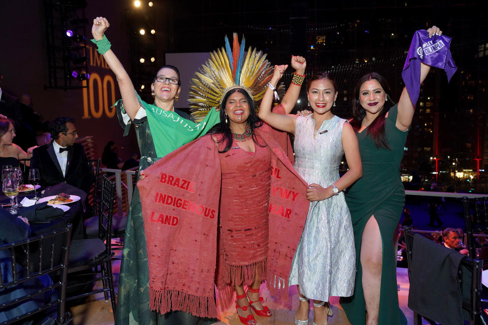 Ana Cristina González Vélez, Sonia Guajajara y Olimpia Coral Melo Cruz en la gala Time 100, que reunió a las 100 personas más influyentes del mundo de 2021. El evento se llevó a cabo en el Lincoln Center de Nueva York el 8 de junio de 2022. | Foto: Sean Zanni/Patrick McMullan via Getty Images