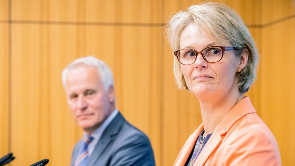 Anja Karliczek (CDU), Bundesministerin für Bildung und Forschung, und Generalsekretär des DSW Achim Meyer auf der Heyde informieren über die Corona-Nothilfe für Studenten.