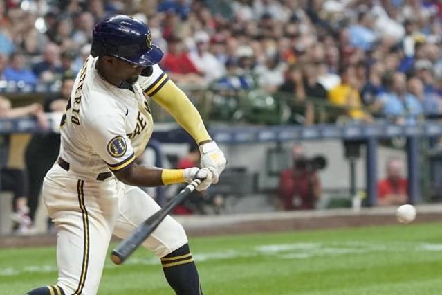 Brewers win 7-3 over NL Central-leading Reds