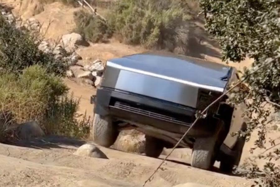 Increíble: la Tesla Cybetruck puede subir escaleras en terracería