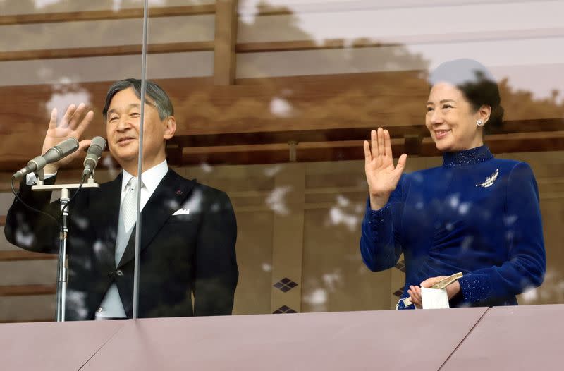 Foto de Archivo: El emperador japonés Naruhito y la emperatriz Masako saludan en el balcón del Palacio Imperial de Tokio, Japón