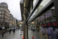 A countdown clock is seen in a storefront near the Boston Marathon finish line in Boston, Massachusetts, April 17, 2015. REUTERS/Dominick Reuter