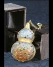 遼國時期的黃金瑪瑙香囊，他以四件珠寶以物易物換取，當時約值四十萬，兩年間升至一百五十萬元，「香囊用來放沉香，隨身攜帶，以前噴香水好低俗的。」