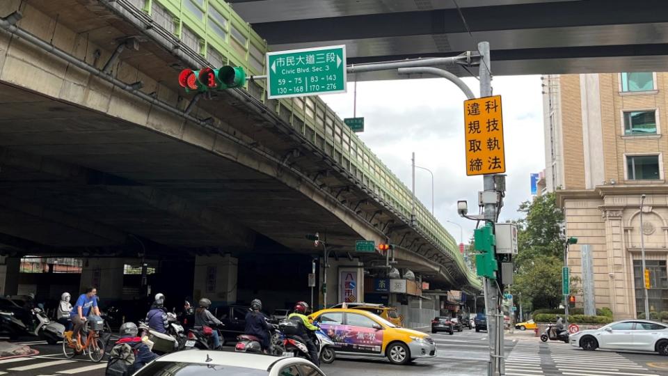 行經路口會有科技執法牌子來提醒用路人。(圖片來源/ 台北市警察局)