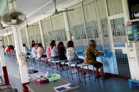 Visitors speak by phone to inmates during a visit at Klong Prem high-security prison in Bangkok, Thailand July 12, 2016. REUTERS/Jorge Silva