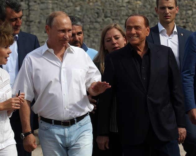 Le président russe Vladimir Poutine et l'ancien Premier ministre italien Silvio Berlusconi, photographiés en 2015, auraient participé ensemble à une sortie de pêche inoubliable.