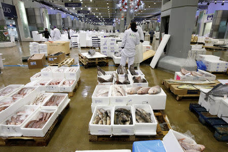 Vendors gather at the fish pavilion in the Rungis International wholesale food market as buyers prepare for the Christmas holiday season in Rungis, south of Paris, France, November 30, 2017. Picture taken November 30, 2017. REUTERS/Benoit Tessier