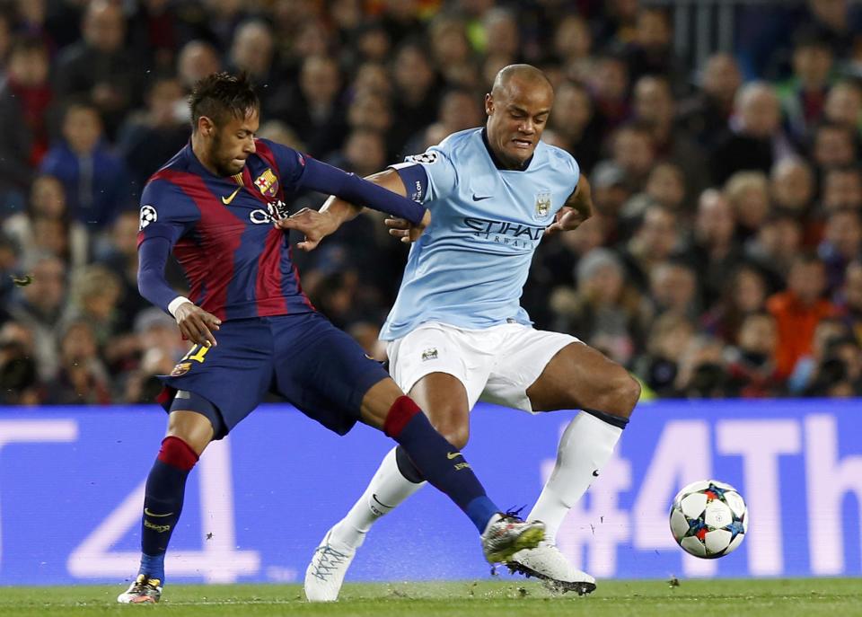 Barcelona's Neymar (L) and Manchester City's Vincent Kompany fight for the ball during their Champions League round of 16 second leg soccer match at Camp Nou stadium in Barcelona March 18, 2015. REUTERS/Gustau Nacarino (SPAIN - Tags: SPORT SOCCER)