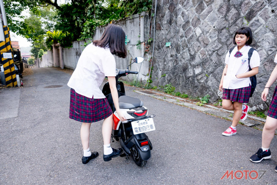 輕巧的車重，連小女生都能輕鬆的架起Cozy。