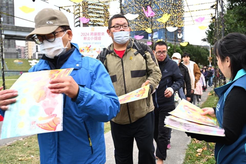 《圖說》2月16日首發吸引許多民眾排隊領取，3000份提燈不到半小時即發送完畢。〈民政局提供〉