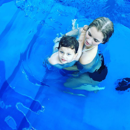 Here are Vivienne and Dax taking a dip. “#family,” Rosie wrote. (Photo: Instagram)