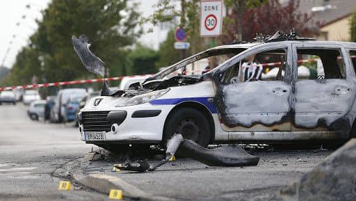 Photo prise le 8 octobre 2016 de la voiture de police incendiée à Viry-Châtillon (Essonne). - AFP