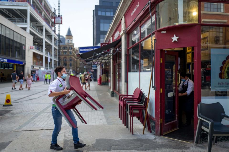 A staff member at a Pret a Manger in London.(AFP via Getty Images)