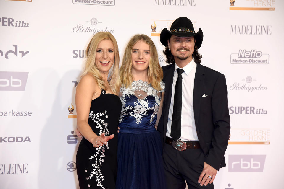 Stefanie Hertel mit Tochter Johanna und Ehemann Lanny Lanner zur Verleihung der Goldenen Henne 2017. (Bild: WENN.com)