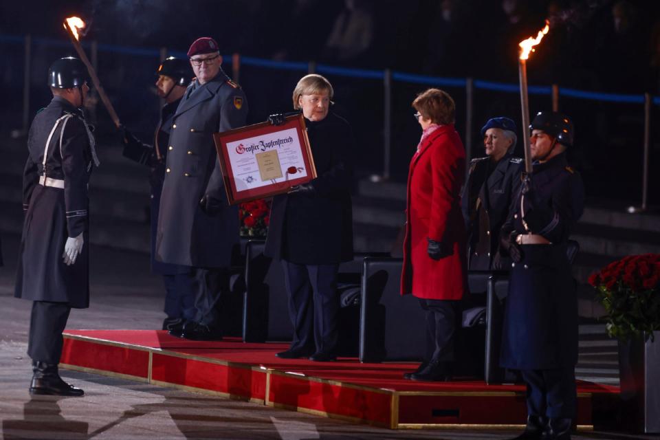 Angela Merkel bei ihrem Großen Zapfenstreich zur Verabschiedung nach 16 Jahren im Amt als Bundeskanzlerin. Neben ihr steht die geschäftsführende Verteidigungsministerin Annegret Kramp-Karrenbauer.