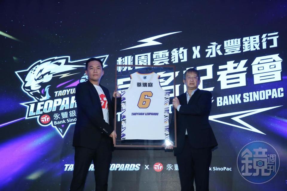 左起，桃園雲豹籃球隊董事長劉晉良，永豐銀行代總經理蔡瑞庭。