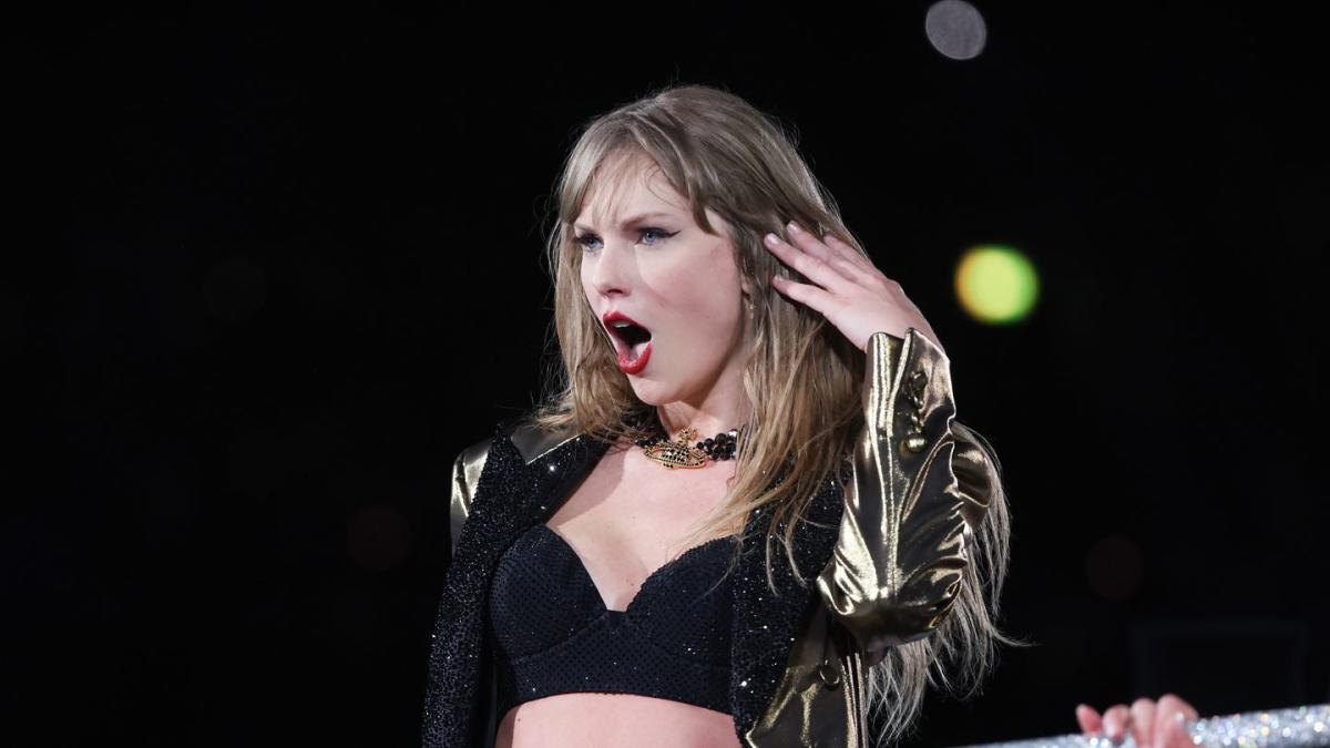 Fans Think Taylor Swift Played a Show With a Hickey Right After Seeing Travis  Kelce