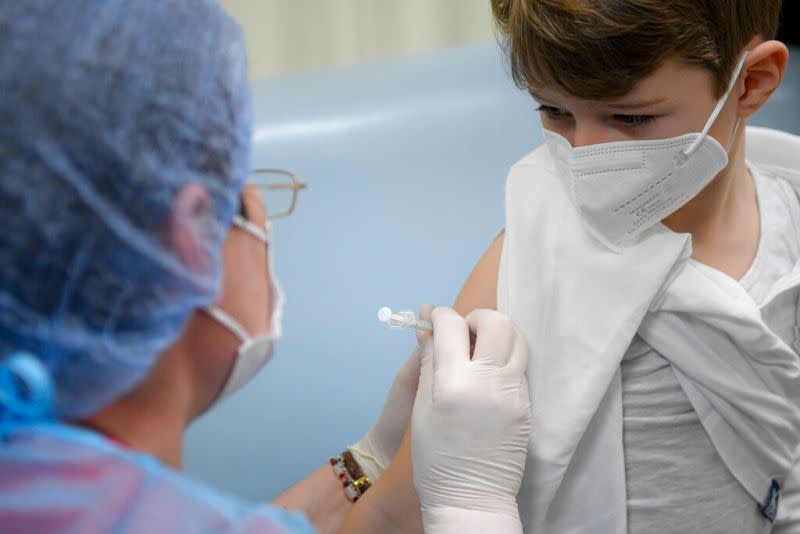 ▲國內6至11歲兒童新冠疫苗昨（2）日首次開打，不過許多家長仍擔憂副作用持續觀望。示意圖。（圖／美聯社／達志影像）