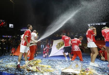 Tennis - International Premier Tennis League - Singapore Indoor Stadium, Singapore - 20/12/15 International Premier Tennis League Final Stan Wawrinka sprays champagne with members of the Singapore Slammers after winning the final Action Images via Reuters / Jeremy Lee Livepic