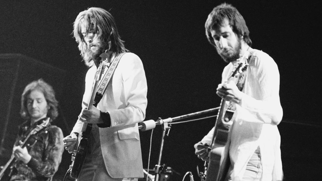  Eric Clapton and Pete Townshend perform together in 1973. 