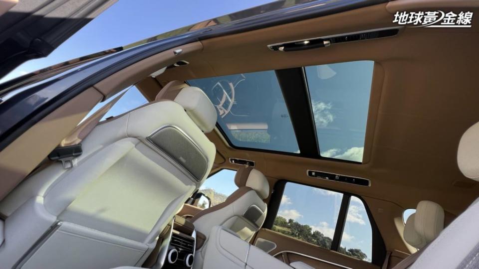 電動大型全景天窗整合染色玻璃，同時為車艙帶來更開闊的空間感。(攝影/ 汪廷諤)