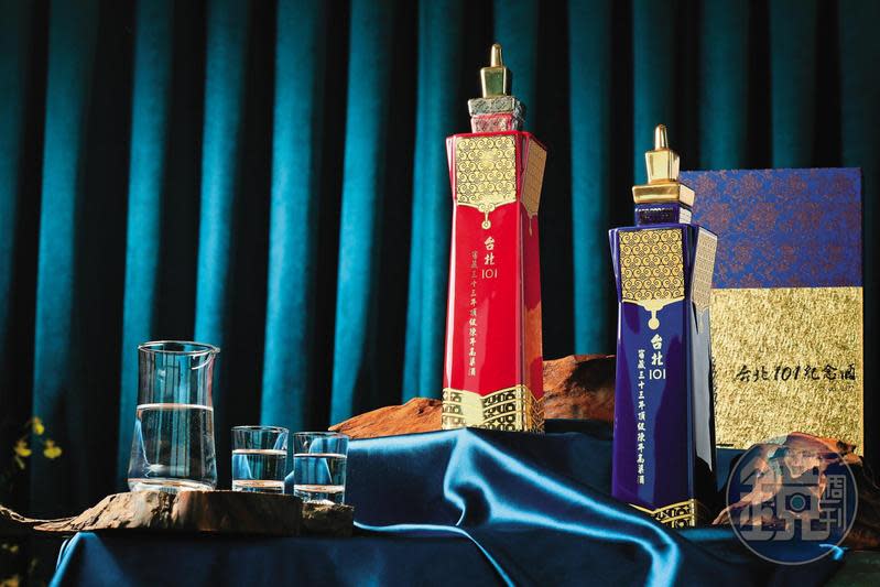 「台北101紀念酒」有鳳翎紅瓶、龍膽藍瓶兩款，瓶身上皆有象徵富貴的古銅錢及如意雲紋，瓶內是1977年窖藏至今的馬祖陳年高粱。（皆10,800元／瓶）